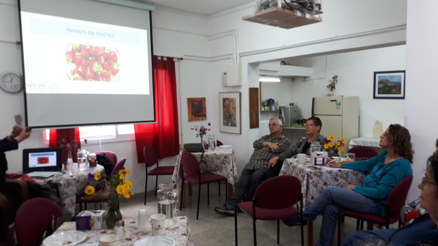 מפגש מפעילות בתים חמים התארח במועדון שער העמקים מארחת דליה רגב ורות אדניה (1)
