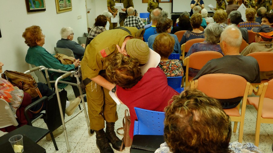 טכס יום השואה "פרח לניצול"  עם חיילי חטיבת גולני בדורות זבולון 4.5.2016