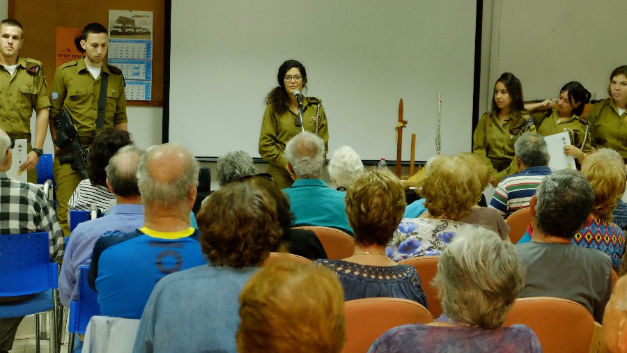 טכס יום השואה "פרח לניצול"  עם חיילי חטיבת גולני בדורות זבולון 4.5.2016