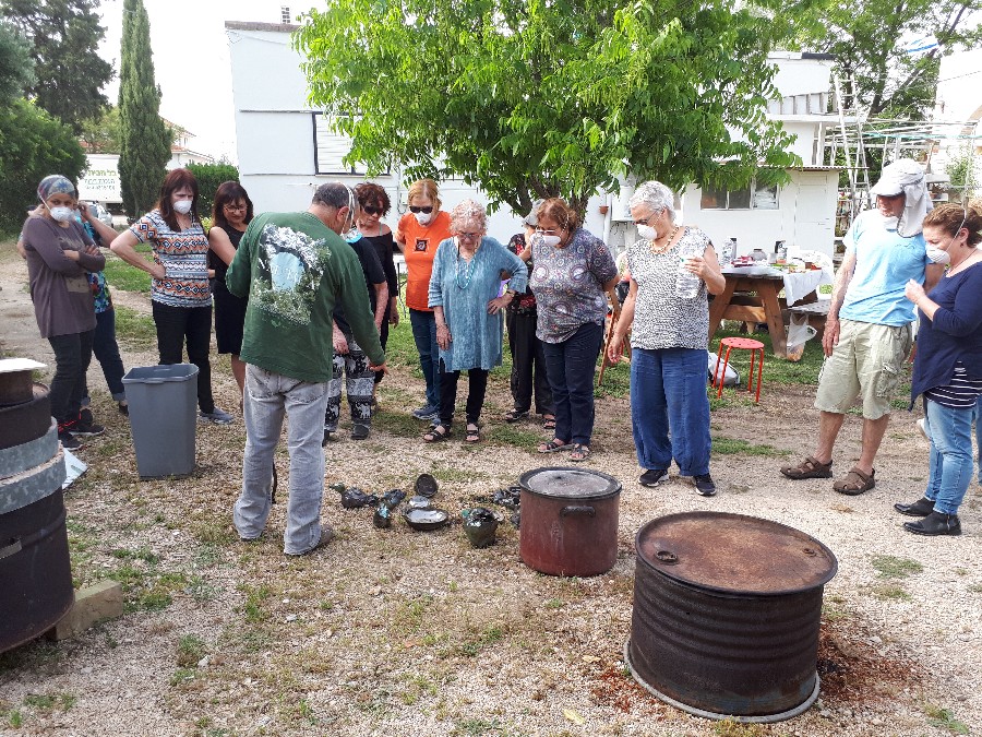 סדנת שריפת קרמיקה בטכניקת ראקו בהדרכת שלומית לירון (77)