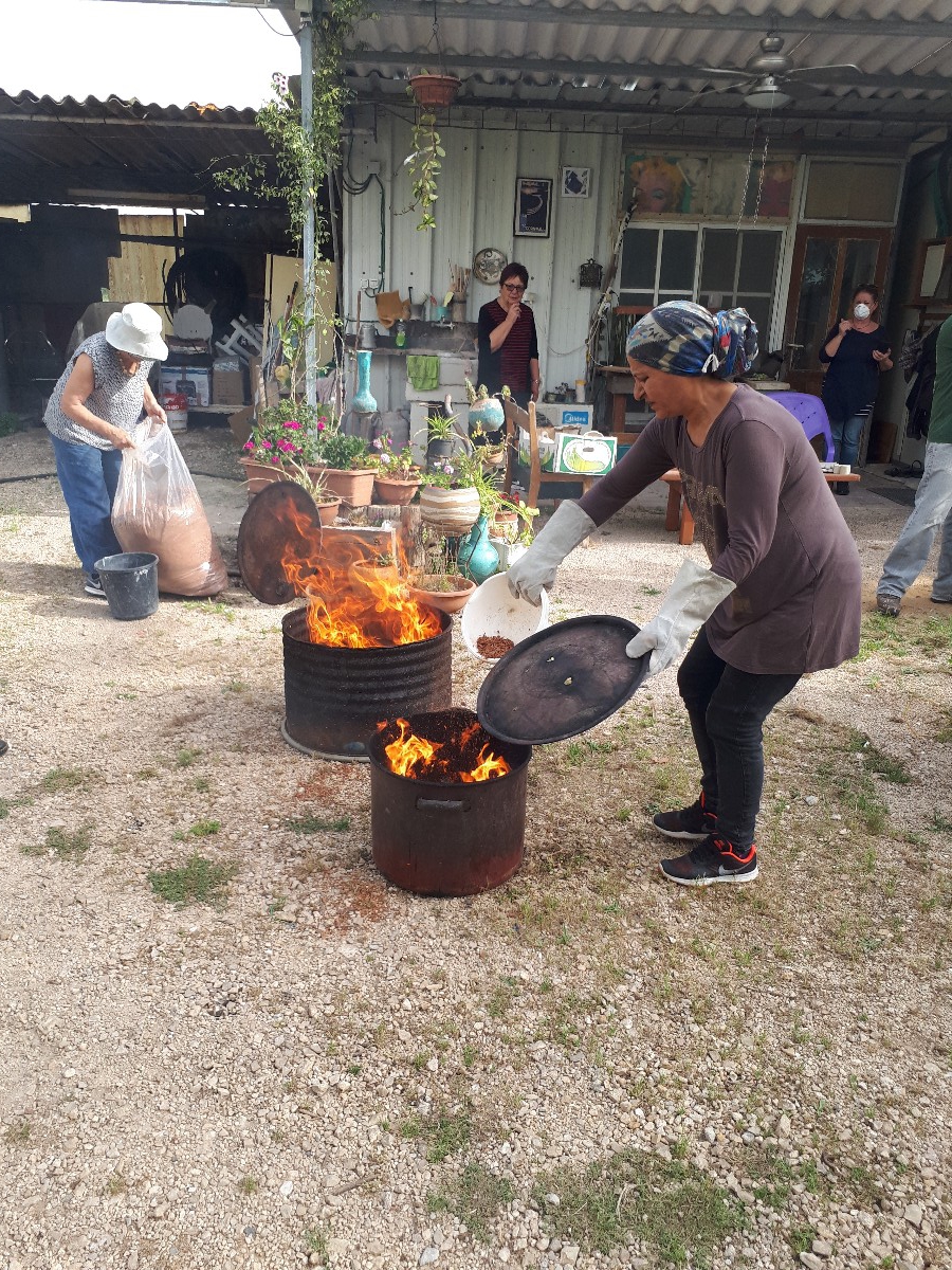 סדנת שריפת קרמיקה בטכניקת ראקו בהדרכת שלומית לירון (53)