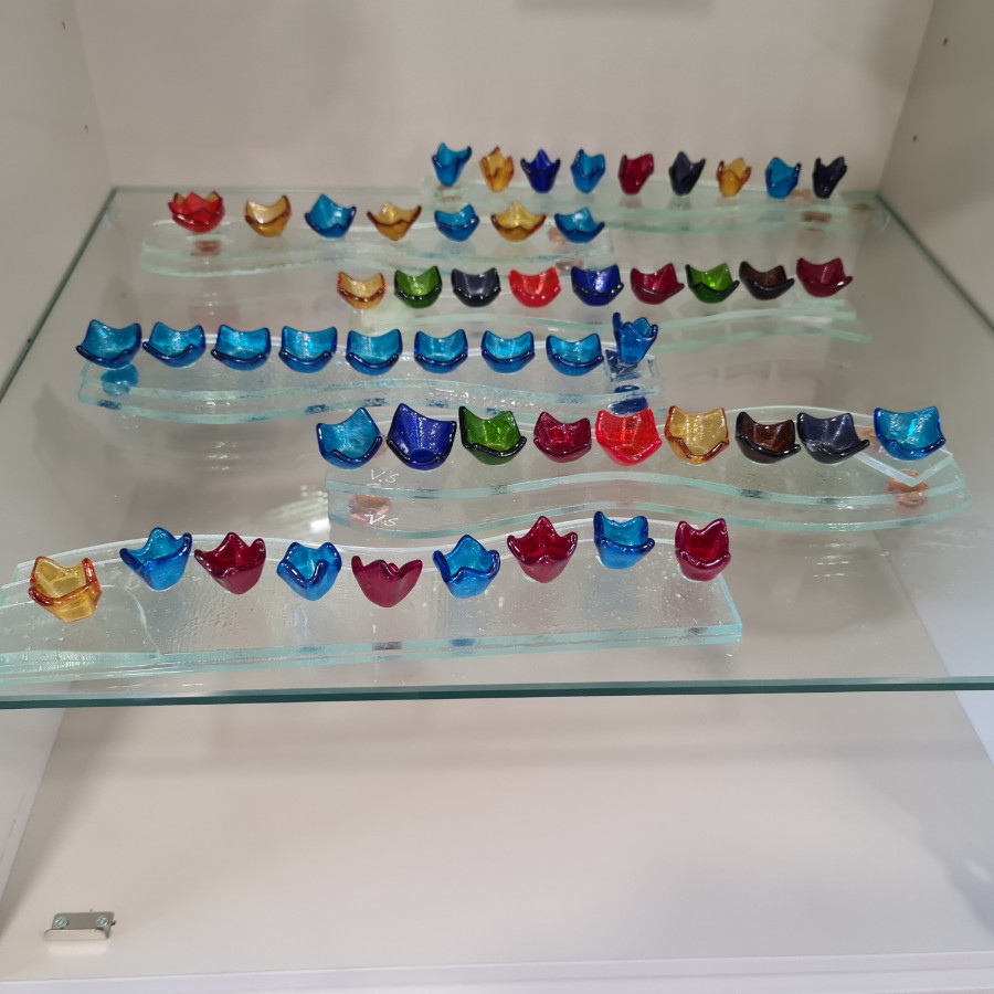 חנוכיות זכוכית מהחוג לפיוזינג בדורות