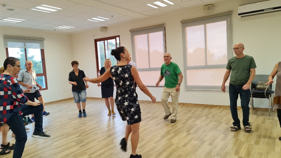 ריקודים סלונים ביום חשיפה לפעילות