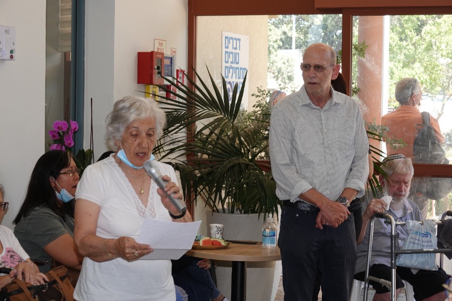 אתי ברון מברכת בשם החברים