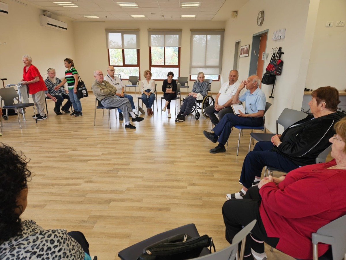 שורד שואה במעגל זיכרון אלברט זפרני  (1)
